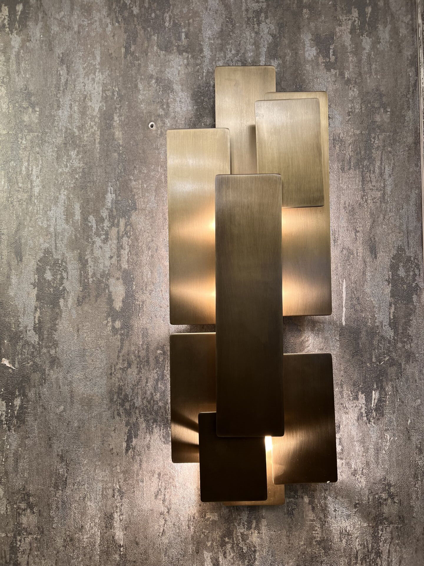 Lamalı Duvar Apliği – Demir & Pirinç Kaplama, 3×G9 | Modern Dekoratif Duvar Aydınlatma