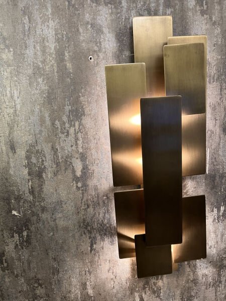 Lamalı Duvar Apliği – Demir & Pirinç Kaplama, 3×G9 | Modern Dekoratif Duvar Aydınlatma