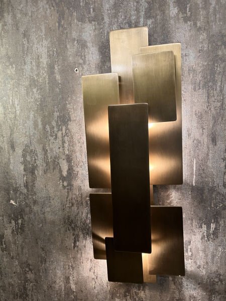 Lamalı Duvar Apliği – Demir & Pirinç Kaplama, 3×G9 | Modern Dekoratif Duvar Aydınlatma