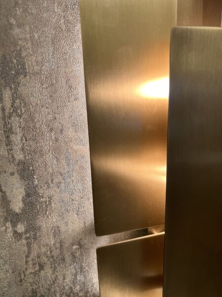 Lamalı Duvar Apliği – Demir & Pirinç Kaplama, 3×G9 | Modern Dekoratif Duvar Aydınlatma