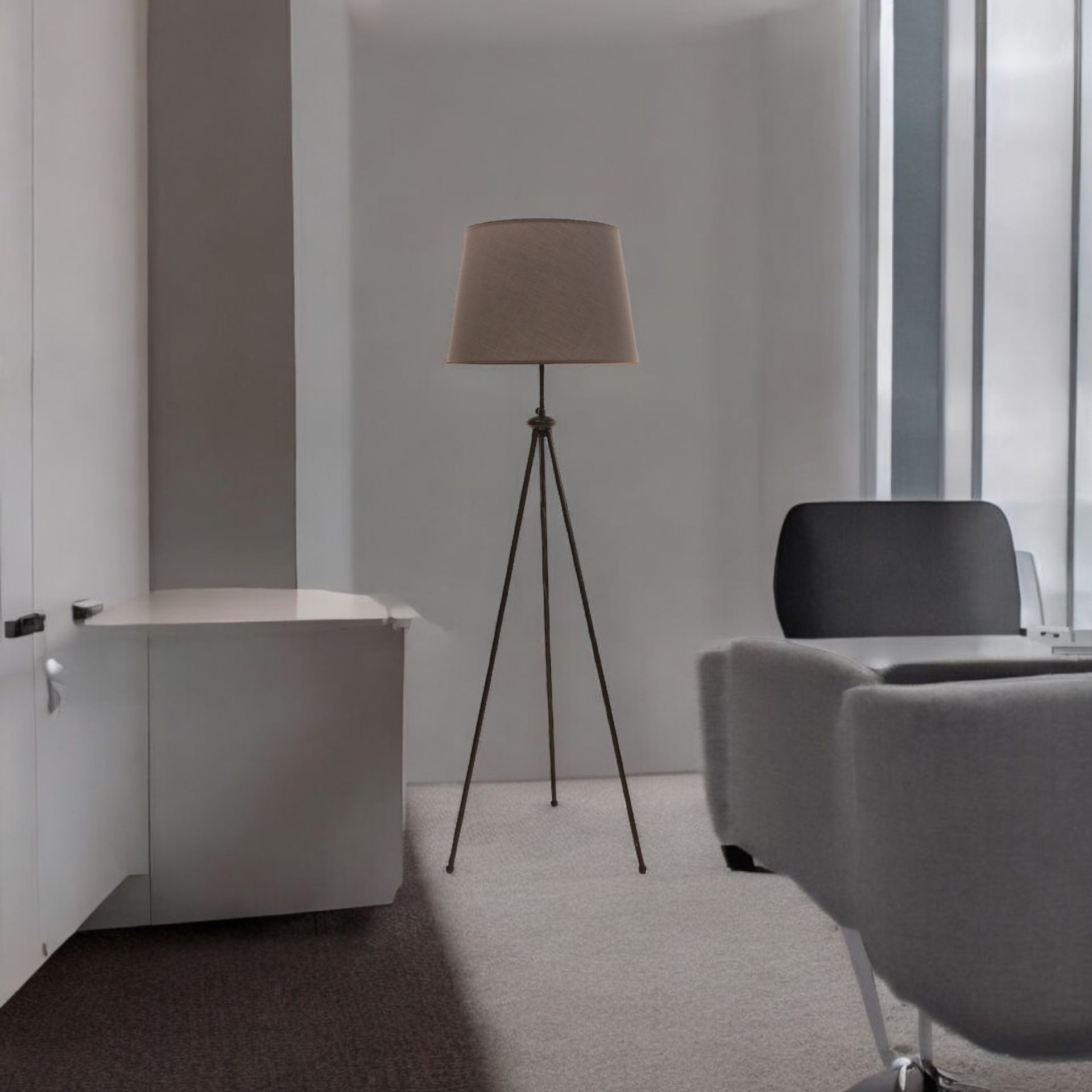 Besa Tripot Modern Lambader – Üç Ayaklı Şık ve Dengeli Salon Köşe Aydınlatması