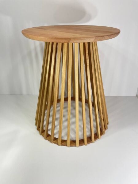 Yuvarlak Ahşap Yan Sehpa 44 cm – Dekoratif Çıtalı Ayak Tasarımlı Sehpa 47 cm