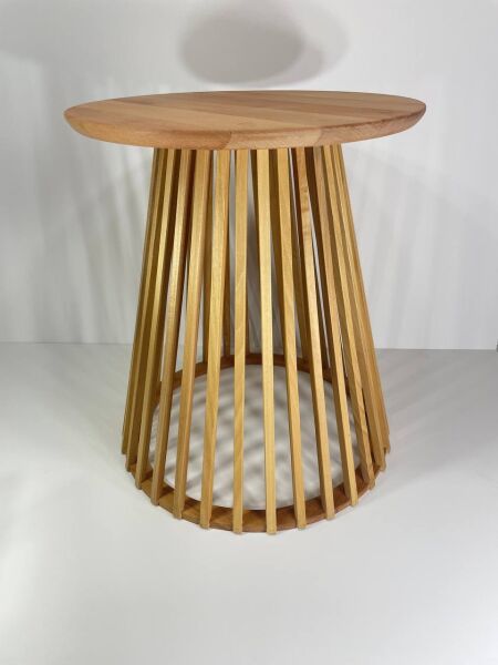 Yuvarlak Ahşap Yan Sehpa 44 cm – Dekoratif Çıtalı Ayak Tasarımlı Sehpa 47 cm