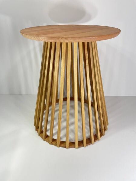 Yuvarlak Ahşap Yan Sehpa 44 cm – Dekoratif Çıtalı Ayak Tasarımlı Sehpa 47 cm