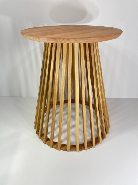 Yuvarlak Ahşap Yan Sehpa 44 cm – Dekoratif Çıtalı Ayak Tasarımlı Sehpa 47 cm