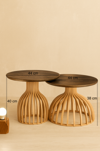44 cm yuvarlak ahşap yan sehpa seti, 40 cm ve 38 cm yükseklik, geniş bombeli çıtalı ayak tasarımı, koyu ton tabla