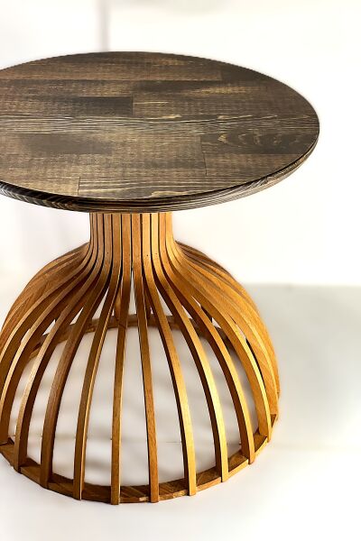 44 cm yuvarlak ahşap yan sehpa seti, 40 cm ve 38 cm yükseklik, geniş bombeli çıtalı ayak tasarımı, koyu ton tabla