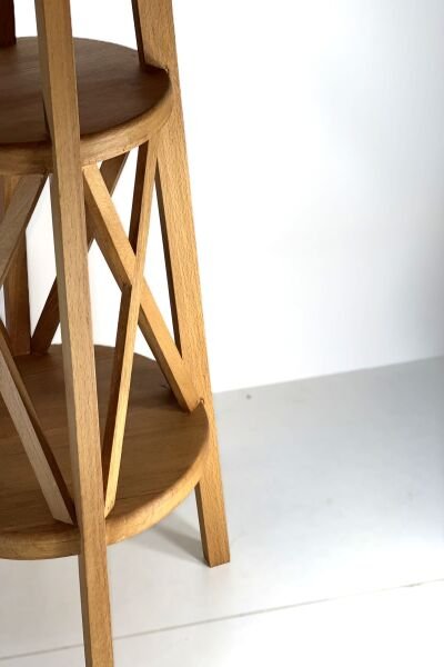 25 cm kare tablalı ahşap yan sehpa, 59 cm yükseklik, iki raflı ve çapraz destekli doğal ahşap tasarım