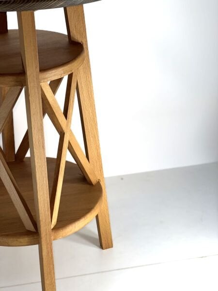 41 cm yuvarlak tablalı ahşap yan sehpa, 61 cm yükseklik, çift raflı ve çapraz destekli doğal ahşap tasarım