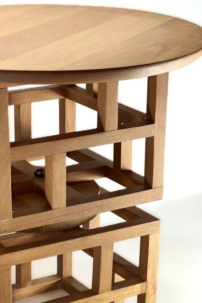 41 cm yuvarlak tablalı ahşap yan sehpa, 45 cm yükseklik, geometrik iskelet gövdeli ve raflı doğal ahşap tasarım