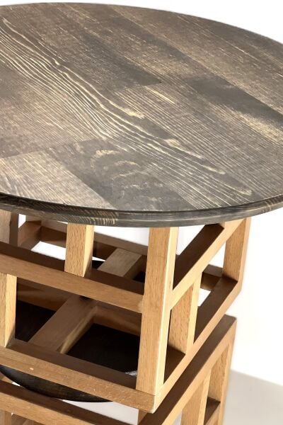 44 cm yuvarlak tablalı ahşap yan sehpa, 45 cm yükseklik, raflı ve geometrik iskelet formuna sahip modern tasarım