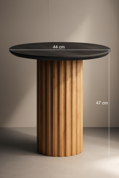 44 cm çapında üst tablalı, 47 cm yüksekliğinde, dikey yivli silindirik ahşap ayaklı modern yan sehpa