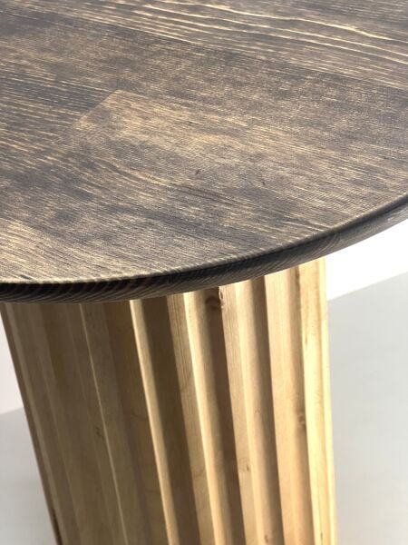 44 cm çapında üst tablalı, 47 cm yüksekliğinde, dikey yivli silindirik ahşap ayaklı modern yan sehpa