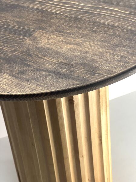 44 cm çapında üst tablalı, 47 cm yüksekliğinde, dikey yivli silindirik ahşap ayaklı modern yan sehpa