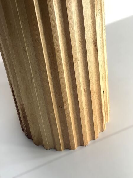 41 cm çapında üst tablalı, 47 cm yüksekliğinde, dikey yivli silindirik ahşap gövdeli modern yan sehpa