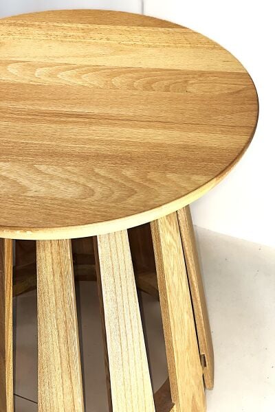 41 cm çapında yuvarlak üst tablalı, 37 cm yüksekliğinde, çok ayaklı masif ahşap yan sehpa