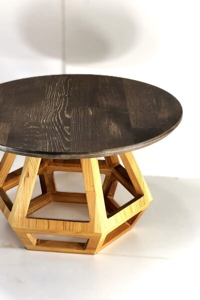 50 cm çapında yuvarlak üst tablalı, 35 cm yüksekliğinde, geometrik ayaklı masif ahşap sehpa