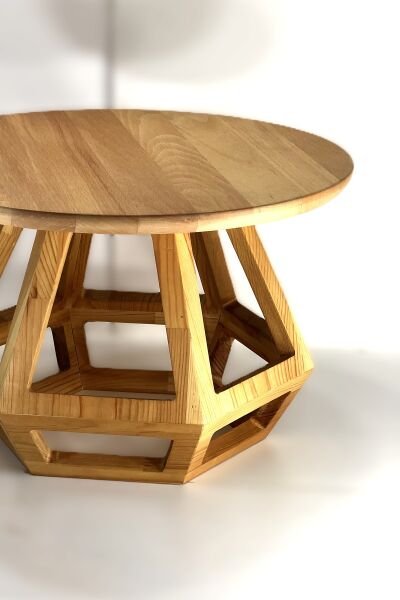 41 cm çapında yuvarlak üst tablalı, 35 cm yüksekliğinde, geometrik ayaklı masif ahşap yan sehpa