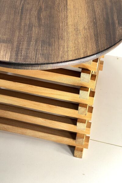 50 cm çapında yuvarlak üst tablalı, 30 cm yüksekliğinde, katmanlı masif ahşap gövdeli yan sehpa