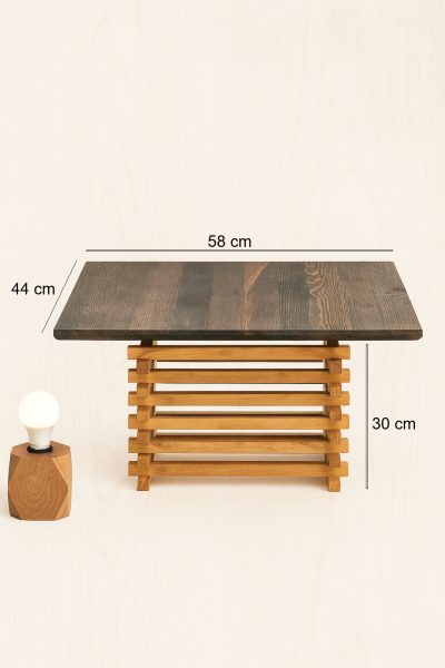 58 cm genişlik, 44 cm derinlik ve 30 cm yüksekliğe sahip, katmanlı masif ahşap gövdeli dikdörtgen yan sehpa
