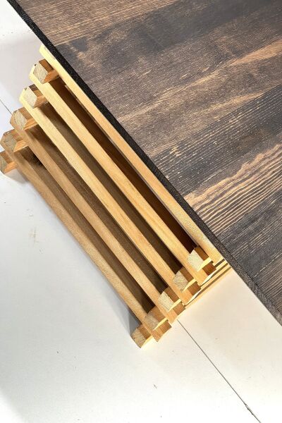 58 cm genişlik, 44 cm derinlik ve 30 cm yüksekliğe sahip, katmanlı masif ahşap gövdeli dikdörtgen yan sehpa