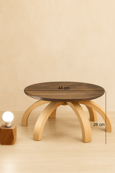 44 cm çapında yuvarlak üst tablalı, 26 cm yüksekliğinde, kavisli masif ahşap ayaklara sahip alçak sehpa