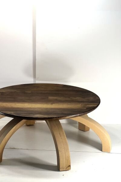 44 cm çapında yuvarlak üst tablalı, 26 cm yüksekliğinde, kavisli masif ahşap ayaklara sahip alçak sehpa