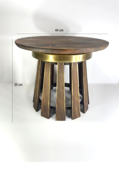 44 cm çapında yuvarlak üst tablalı, 35 cm yüksekliğinde, pirinç metal detaylı masif ahşap ayaklara sahip alçak sehpa