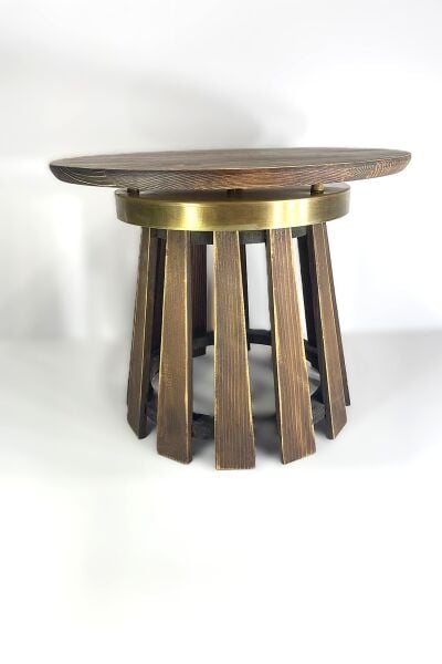 44 cm çapında yuvarlak üst tablalı, 35 cm yüksekliğinde, pirinç metal detaylı masif ahşap ayaklara sahip alçak sehpa