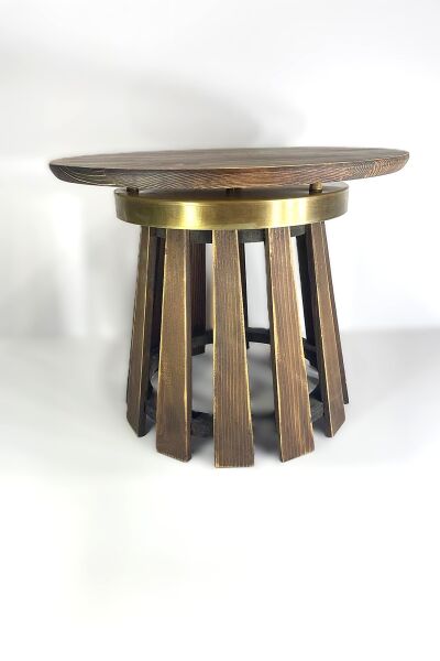 44 cm çapında yuvarlak üst tablalı, 35 cm yüksekliğinde, pirinç metal detaylı masif ahşap ayaklara sahip alçak sehpa