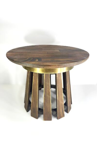 44 cm çapında yuvarlak üst tablalı, 35 cm yüksekliğinde, pirinç metal detaylı masif ahşap ayaklara sahip alçak sehpa