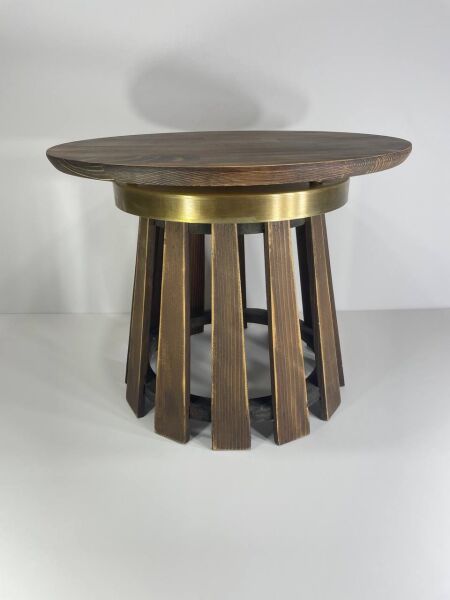 44 cm çapında yuvarlak üst tablalı, 35 cm yüksekliğinde, pirinç metal detaylı masif ahşap ayaklara sahip alçak sehpa