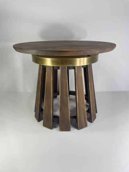 44 cm çapında yuvarlak üst tablalı, 35 cm yüksekliğinde, pirinç metal detaylı masif ahşap ayaklara sahip alçak sehpa