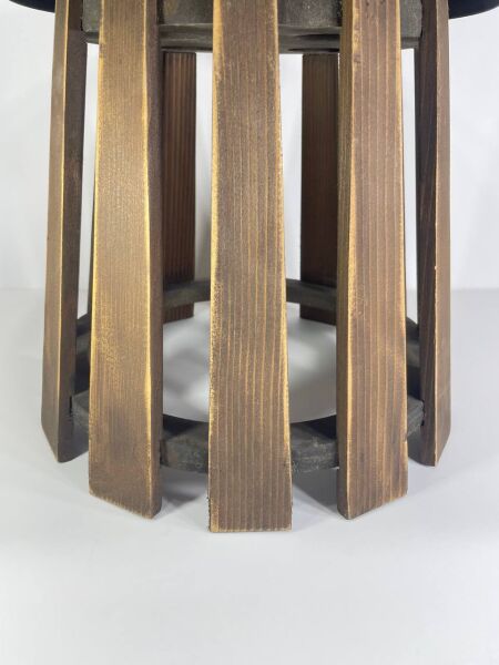 44 cm çapında yuvarlak üst tablalı, 35 cm yüksekliğinde, pirinç metal detaylı masif ahşap ayaklara sahip alçak sehpa