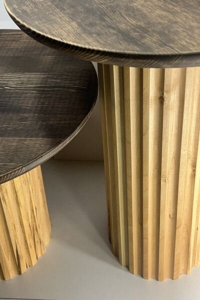 44 cm çapında yuvarlak tablalı, flüt detaylı masif ahşap ayaklara sahip, 32 cm ve 47 cm yükseklik seçeneklerinden oluşan sehpa se