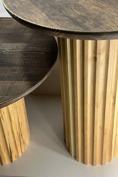 44 cm çapında yuvarlak tablalı, flüt detaylı masif ahşap ayaklara sahip, 32 cm ve 47 cm yükseklik seçeneklerinden oluşan sehpa se