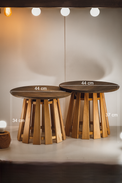 44 cm çapında yuvarlak tablalı, flüt detaylı masif ahşap ayaklara sahip, 34 cm ve 37 cm yükseklik seçeneklerinden oluşan sehpa seti