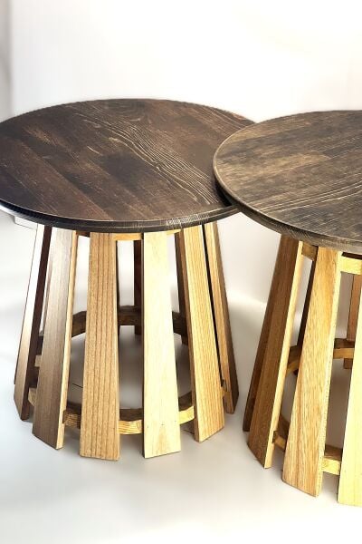 44 cm çapında yuvarlak tablalı, flüt detaylı masif ahşap ayaklara sahip, 34 cm ve 37 cm yükseklik seçeneklerinden oluşan sehpa seti