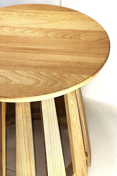 41 cm çapında yuvarlak tablalı, flüt detaylı masif ahşap ayaklara sahip, 34 cm ve 37 cm yükseklikli sehpa seti