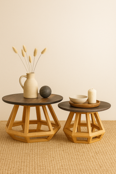 50 cm ve 44 cm çapında yuvarlak tablalı, geometrik masif ahşap ayaklı, 35 cm ve 30 cm yükseklikli sehpa seti