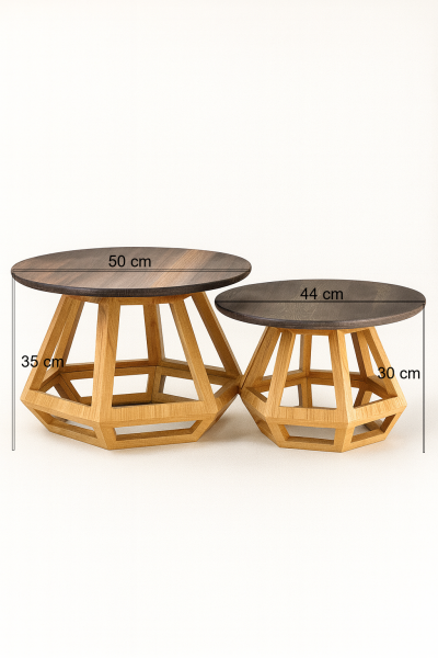 50 cm ve 44 cm çapında yuvarlak tablalı, geometrik masif ahşap ayaklı, 35 cm ve 30 cm yükseklikli sehpa seti