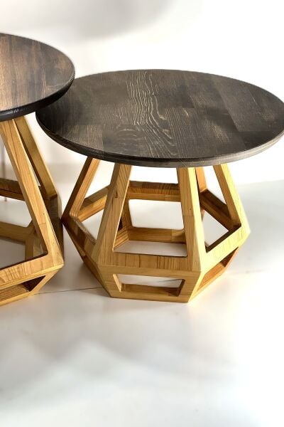 50 cm ve 44 cm çapında yuvarlak tablalı, geometrik masif ahşap ayaklı, 35 cm ve 30 cm yükseklikli sehpa seti