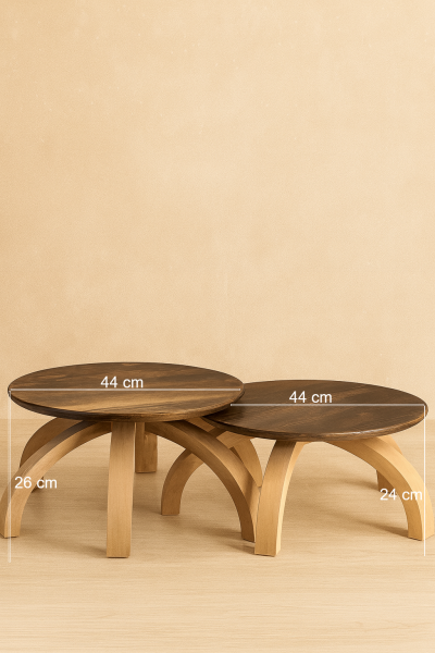 44 cm çapında yuvarlak tablalı, kavisli masif ahşap ayaklara sahip, 26 cm ve 24 cm yükseklikli sehpa seti