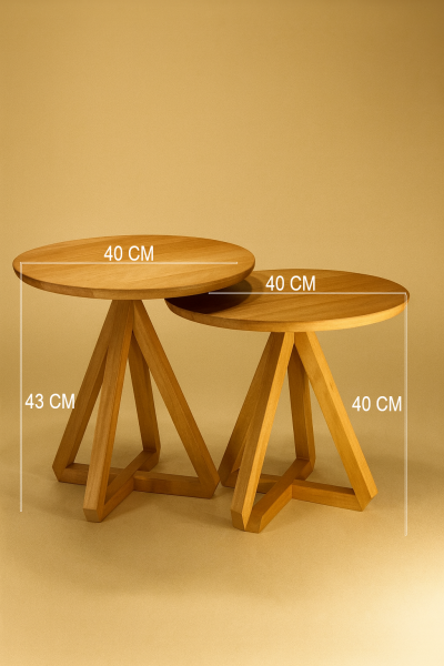 40 cm çapında yuvarlak tablalı, üçgen formda masif ahşap ayaklara sahip, 43 cm ve 40 cm yükseklikli sehpa seti