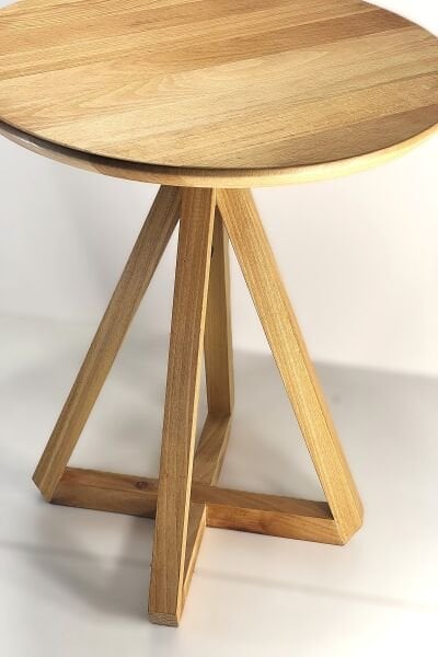 40 cm çapında yuvarlak tablalı, üçgen formda masif ahşap ayaklara sahip, 43 cm ve 40 cm yükseklikli sehpa seti