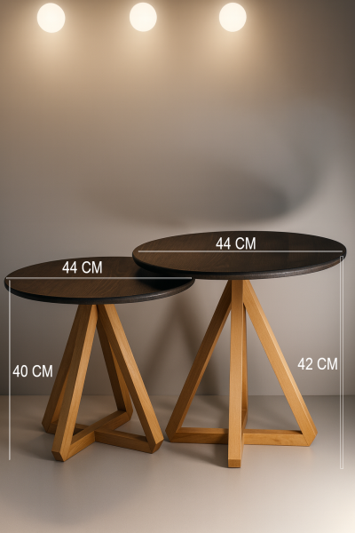 44 cm çapında yuvarlak tablalı, üçgen formda masif ahşap ayaklara sahip, 40 cm ve 42 cm yükseklikli sehpa seti