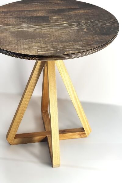 44 cm çapında yuvarlak tablalı, üçgen formda masif ahşap ayaklara sahip, 40 cm ve 42 cm yükseklikli sehpa seti