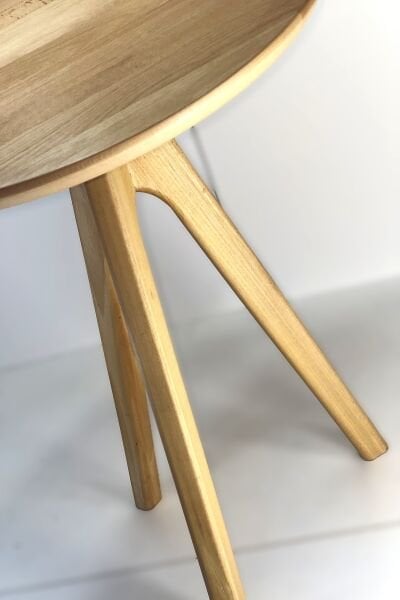 41 cm çapında yuvarlak tablalı, üç ayaklı masif ahşap gövdeli, 48 cm ve 45 cm yüksekliklere sahip modern sehpa seti
