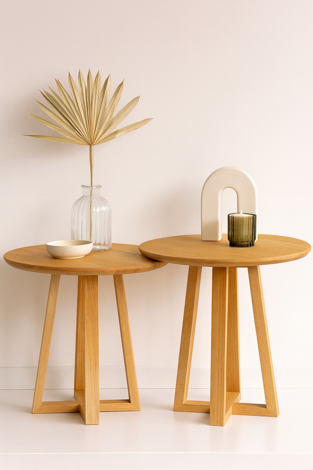 41 cm çapında yuvarlak tablalı, üç ayaklı masif ahşap gövdeli, 37 cm ve 40 cm yüksekliklere sahip modern sehpa seti