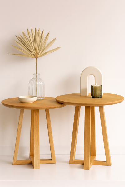 41 cm çapında yuvarlak tablalı, üç ayaklı masif ahşap gövdeli, 37 cm ve 40 cm yüksekliklere sahip modern sehpa seti